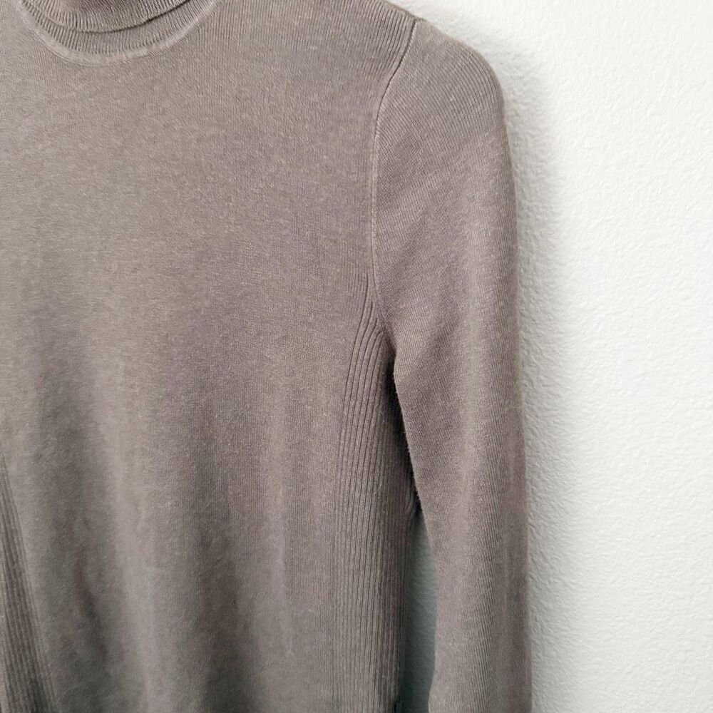 CHICO'S | Brown Taupe Lightweight Turtleneck Sweater Ribbed | Size 1 (8, Medium) - Picture 4 of 5